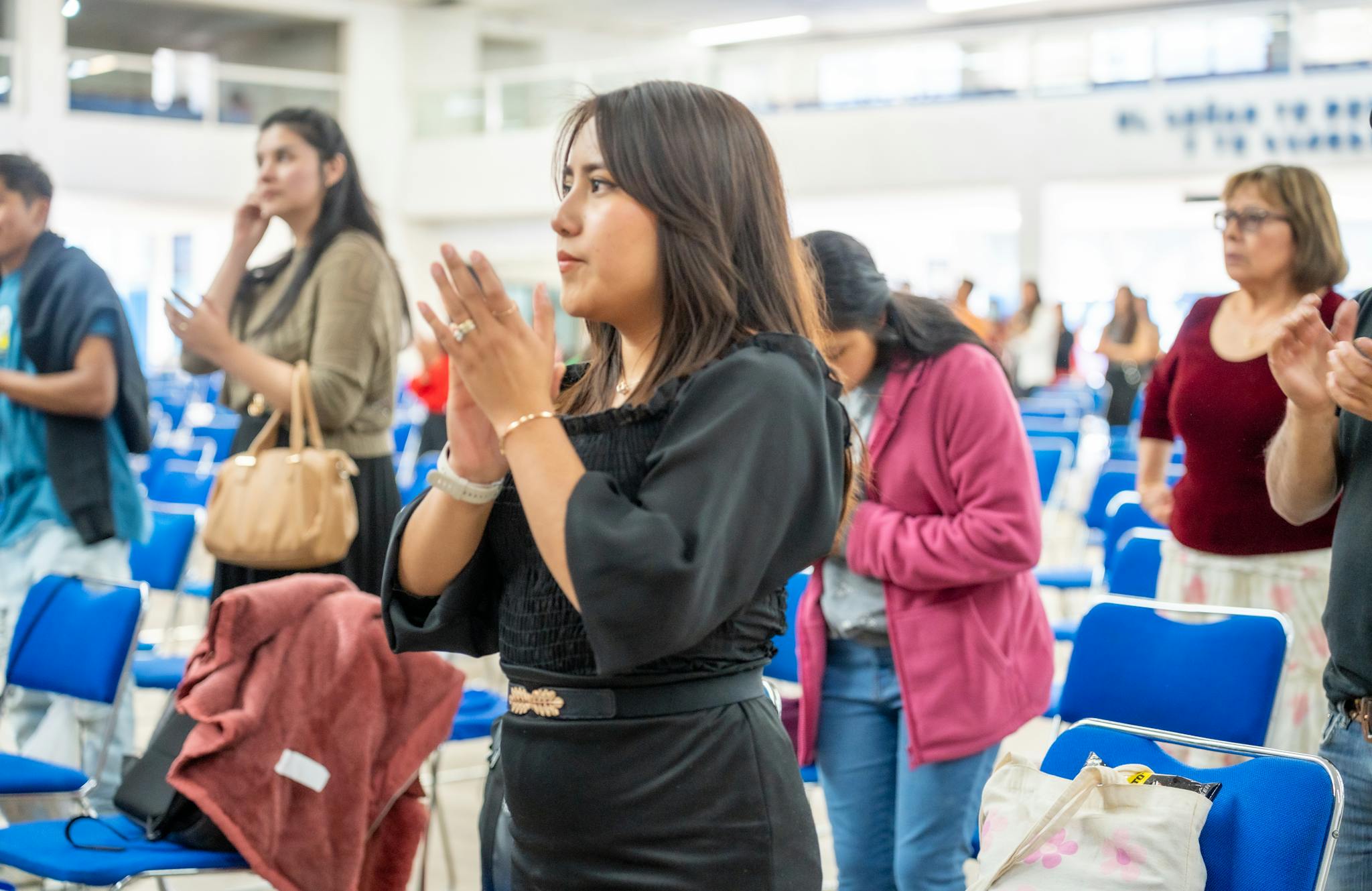 People gathering in a church in Ciudad de M&eacute;xico for worship and community.